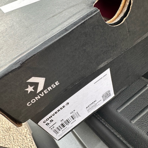 Brand new women’s Varsity pink converse size 5.5 (fits a 5/6) - Picture 5 of 8